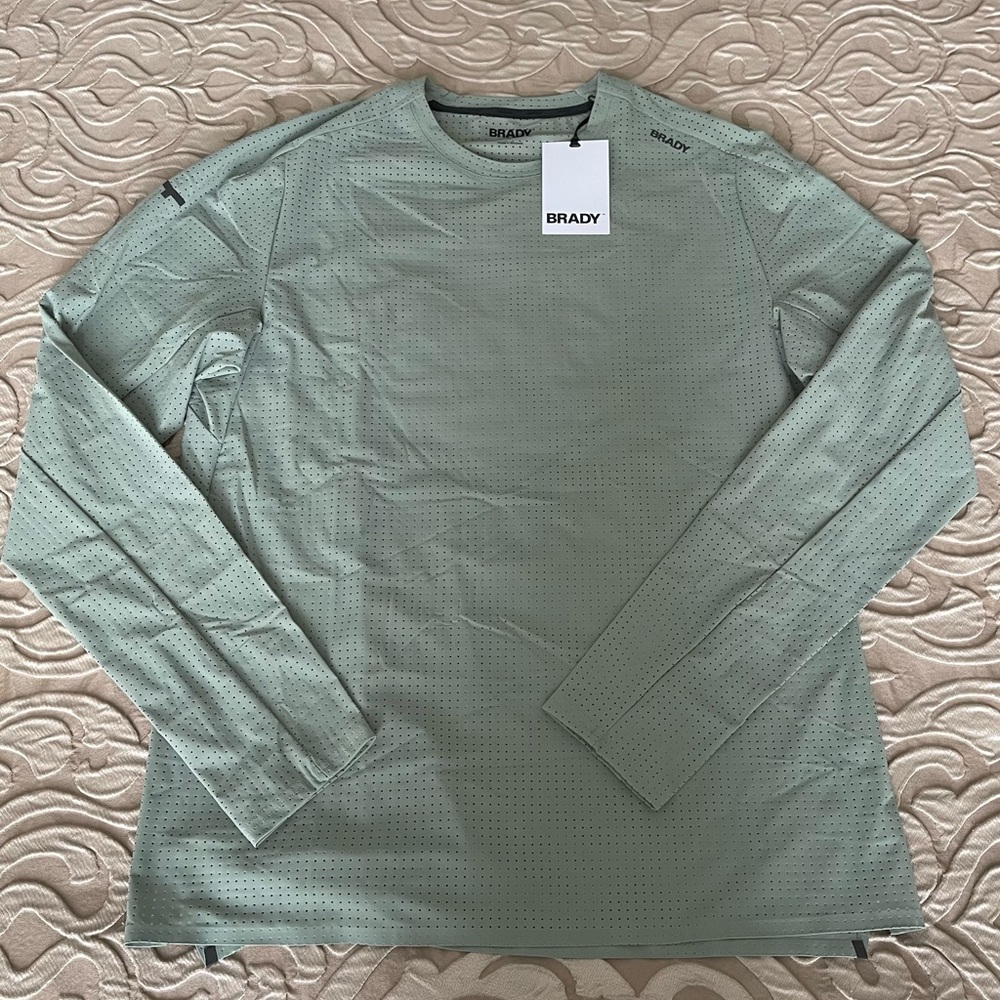 NWT Brady Brand Breathe Easy Long Sleeve